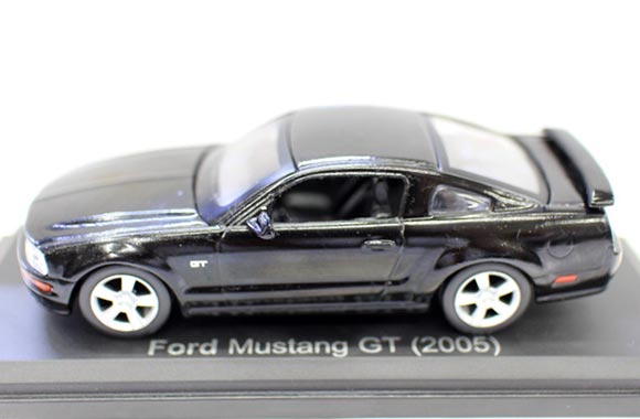 2005 Ford Mustang GT Diecast Car Model 1:43 Scale